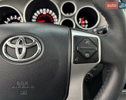 Серый Тойота Секвойя, объемом двигателя 5.66 л и пробегом 230 тыс. км за 26900 $, фото 9 на Automoto.ua