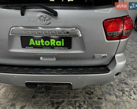 Серый Тойота Секвойя, объемом двигателя 5.66 л и пробегом 230 тыс. км за 26900 $, фото 21 на Automoto.ua