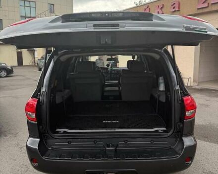 Серый Тойота Секвойя, объемом двигателя 5.7 л и пробегом 81 тыс. км за 32000 $, фото 2 на Automoto.ua