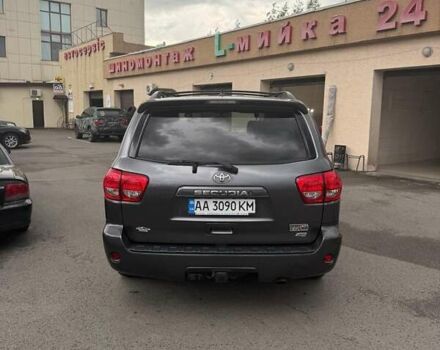 Серый Тойота Секвойя, объемом двигателя 5.7 л и пробегом 81 тыс. км за 32000 $, фото 4 на Automoto.ua