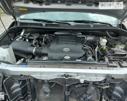 Серый Тойота Секвойя, объемом двигателя 5.7 л и пробегом 68 тыс. км за 48000 $, фото 4 на Automoto.ua