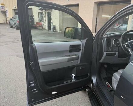 Серый Тойота Секвойя, объемом двигателя 5.7 л и пробегом 81 тыс. км за 32000 $, фото 6 на Automoto.ua