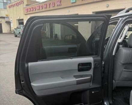 Серый Тойота Секвойя, объемом двигателя 5.7 л и пробегом 81 тыс. км за 32000 $, фото 3 на Automoto.ua