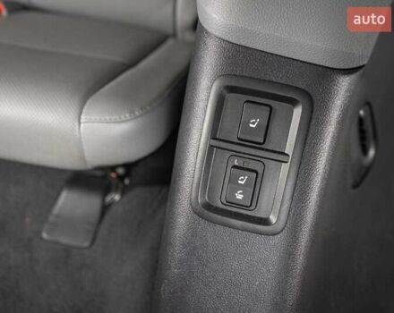 Серый Тойота Секвойя, объемом двигателя 5.66 л и пробегом 48 тыс. км за 49500 $, фото 13 на Automoto.ua