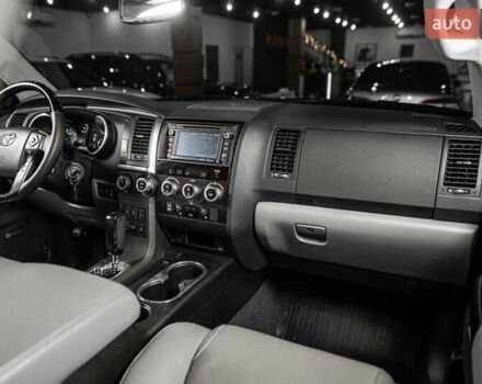 Серый Тойота Секвойя, объемом двигателя 5.66 л и пробегом 48 тыс. км за 49500 $, фото 23 на Automoto.ua