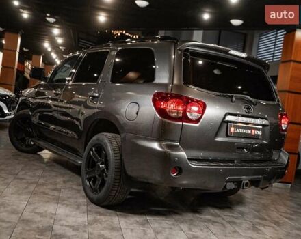 Серый Тойота Секвойя, объемом двигателя 5.66 л и пробегом 48 тыс. км за 49500 $, фото 7 на Automoto.ua