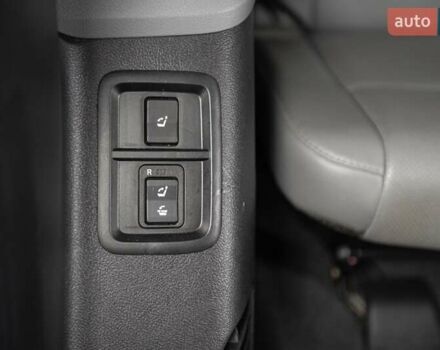 Серый Тойота Секвойя, объемом двигателя 5.66 л и пробегом 48 тыс. км за 49500 $, фото 19 на Automoto.ua