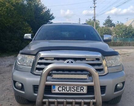 Серый Тойота Секвойя, объемом двигателя 5.66 л и пробегом 200 тыс. км за 23000 $, фото 1 на Automoto.ua