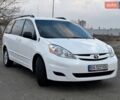 Белый Тойота Сиенна, объемом двигателя 3.5 л и пробегом 298 тыс. км за 11000 $, фото 1 на Automoto.ua