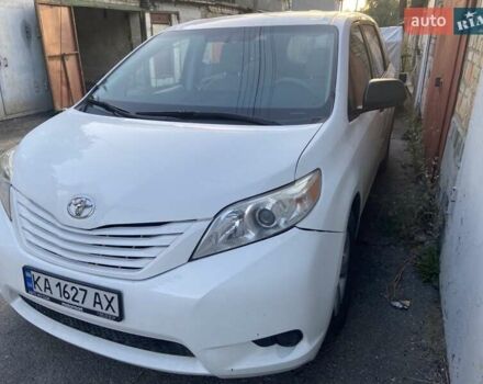 Белый Тойота Сиенна, объемом двигателя 2.67 л и пробегом 212 тыс. км за 11500 $, фото 1 на Automoto.ua