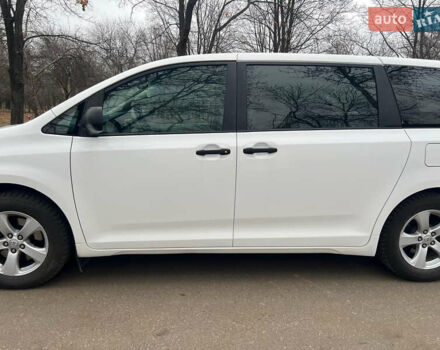 Белый Тойота Сиенна, объемом двигателя 2.7 л и пробегом 195 тыс. км за 13500 $, фото 3 на Automoto.ua