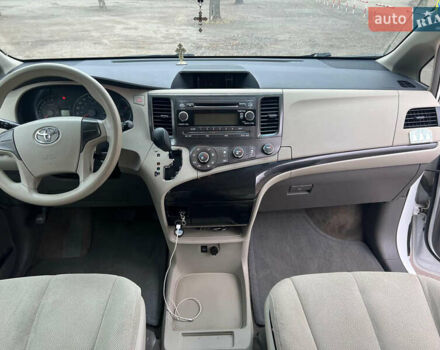 Білий Тойота Сієнна, об'ємом двигуна 2.7 л та пробігом 195 тис. км за 13000 $, фото 9 на Automoto.ua