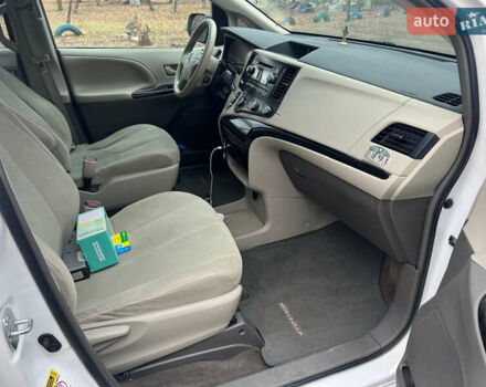 Білий Тойота Сієнна, об'ємом двигуна 2.7 л та пробігом 195 тис. км за 13000 $, фото 11 на Automoto.ua