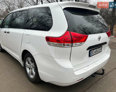 Белый Тойота Сиенна, объемом двигателя 2.7 л и пробегом 195 тыс. км за 13500 $, фото 4 на Automoto.ua