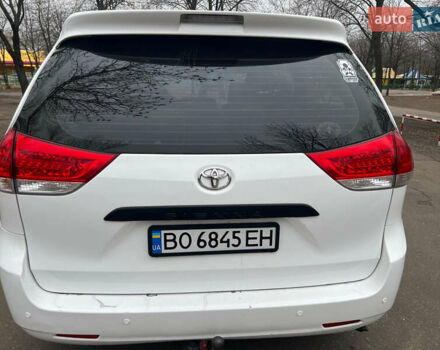 Білий Тойота Сієнна, об'ємом двигуна 2.7 л та пробігом 195 тис. км за 13000 $, фото 5 на Automoto.ua