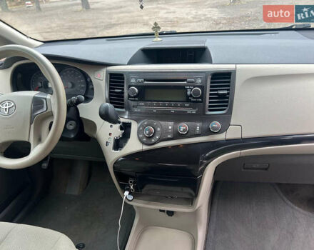 Білий Тойота Сієнна, об'ємом двигуна 2.7 л та пробігом 195 тис. км за 13000 $, фото 10 на Automoto.ua
