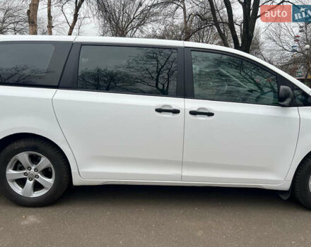 Білий Тойота Сієнна, об'ємом двигуна 2.7 л та пробігом 195 тис. км за 13000 $, фото 7 на Automoto.ua