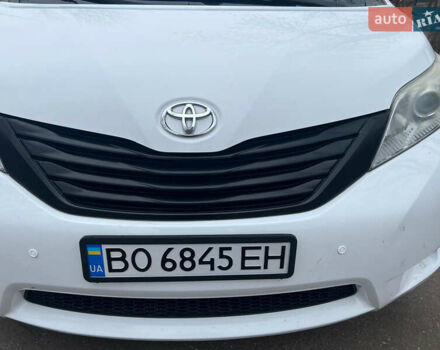 Білий Тойота Сієнна, об'ємом двигуна 2.7 л та пробігом 195 тис. км за 13000 $, фото 1 на Automoto.ua