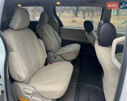 Белый Тойота Сиенна, объемом двигателя 2.7 л и пробегом 195 тыс. км за 13500 $, фото 13 на Automoto.ua