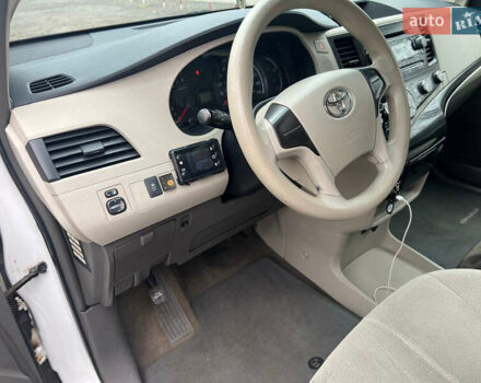 Білий Тойота Сієнна, об'ємом двигуна 2.7 л та пробігом 195 тис. км за 13000 $, фото 8 на Automoto.ua