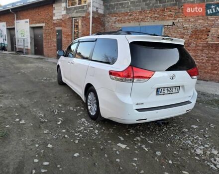 Білий Тойота Сієнна, об'ємом двигуна 3.5 л та пробігом 290 тис. км за 14000 $, фото 6 на Automoto.ua
