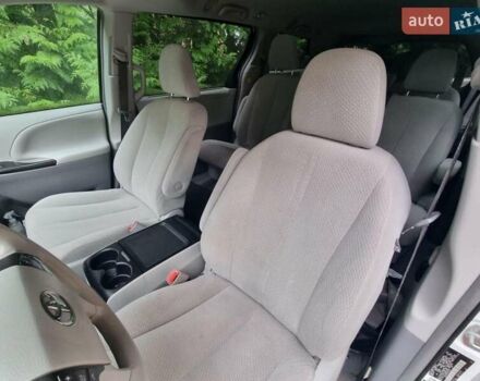 Белый Тойота Сиенна, объемом двигателя 3.46 л и пробегом 152 тыс. км за 17500 $, фото 4 на Automoto.ua