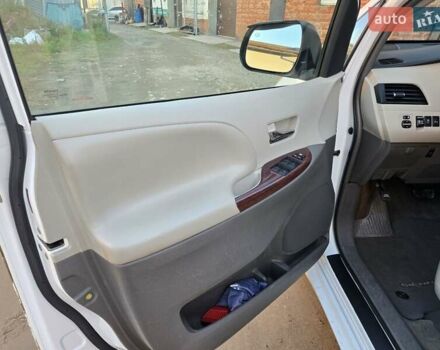 Білий Тойота Сієнна, об'ємом двигуна 3.5 л та пробігом 290 тис. км за 14000 $, фото 19 на Automoto.ua