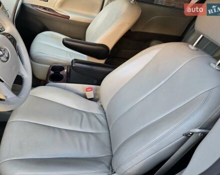 Білий Тойота Сієнна, об'ємом двигуна 3.5 л та пробігом 290 тис. км за 14000 $, фото 18 на Automoto.ua