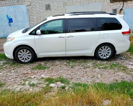 Белый Тойота Сиенна, объемом двигателя 3.5 л и пробегом 130 тыс. км за 20300 $, фото 2 на Automoto.ua