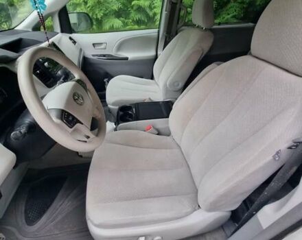 Белый Тойота Сиенна, объемом двигателя 3.46 л и пробегом 152 тыс. км за 17500 $, фото 3 на Automoto.ua