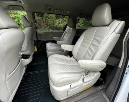 Белый Тойота Сиенна, объемом двигателя 3.5 л и пробегом 80 тыс. км за 10000 $, фото 11 на Automoto.ua