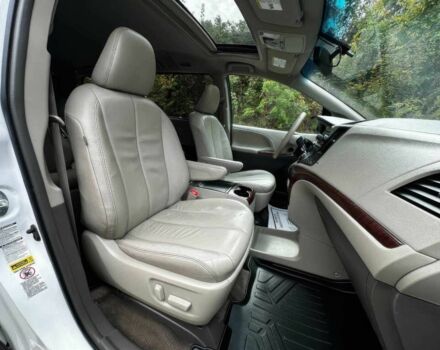 Белый Тойота Сиенна, объемом двигателя 3.5 л и пробегом 80 тыс. км за 10000 $, фото 9 на Automoto.ua