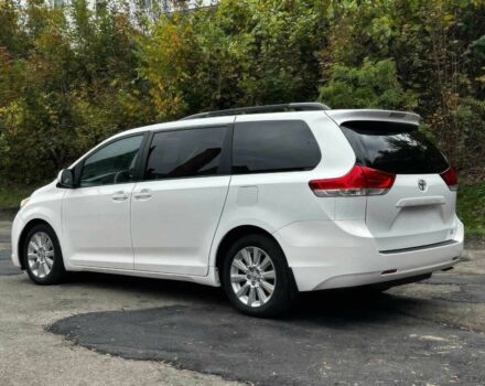 Белый Тойота Сиенна, объемом двигателя 3.5 л и пробегом 80 тыс. км за 10000 $, фото 6 на Automoto.ua