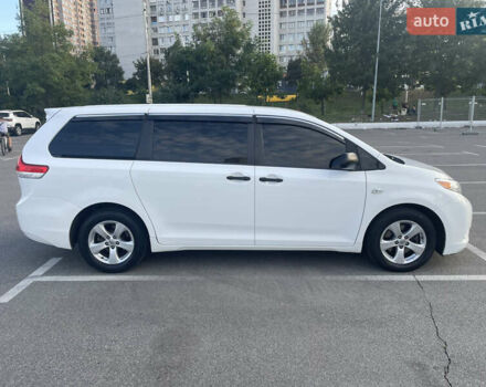 Белый Тойота Сиенна, объемом двигателя 3.5 л и пробегом 225 тыс. км за 13900 $, фото 1 на Automoto.ua