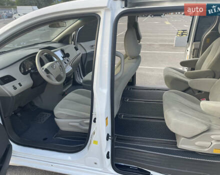 Белый Тойота Сиенна, объемом двигателя 3.5 л и пробегом 225 тыс. км за 13900 $, фото 11 на Automoto.ua