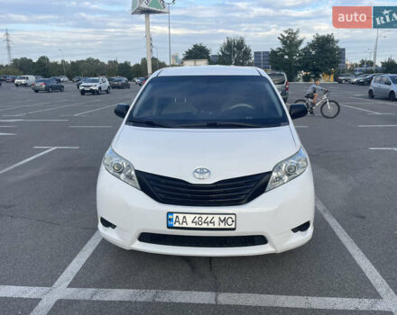 Белый Тойота Сиенна, объемом двигателя 3.5 л и пробегом 225 тыс. км за 13900 $, фото 7 на Automoto.ua