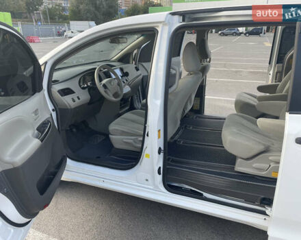 Белый Тойота Сиенна, объемом двигателя 3.5 л и пробегом 225 тыс. км за 13900 $, фото 10 на Automoto.ua
