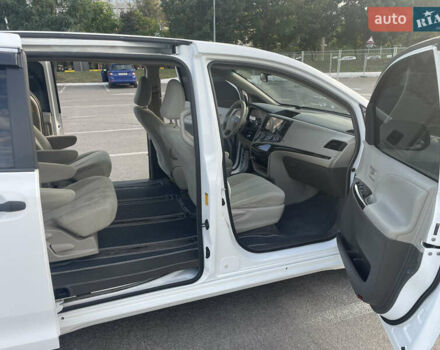 Белый Тойота Сиенна, объемом двигателя 3.5 л и пробегом 225 тыс. км за 13900 $, фото 8 на Automoto.ua