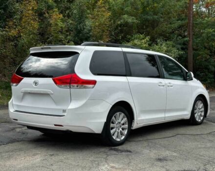 Белый Тойота Сиенна, объемом двигателя 3.5 л и пробегом 80 тыс. км за 10000 $, фото 4 на Automoto.ua