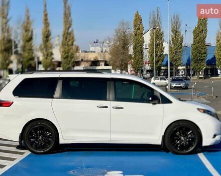 Белый Тойота Сиенна, объемом двигателя 3.46 л и пробегом 169 тыс. км за 17999 $, фото 4 на Automoto.ua