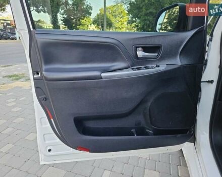 Белый Тойота Сиенна, объемом двигателя 3.5 л и пробегом 140 тыс. км за 18999 $, фото 43 на Automoto.ua