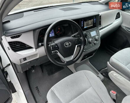 Білий Тойота Сієнна, об'ємом двигуна 3.46 л та пробігом 221 тис. км за 15500 $, фото 7 на Automoto.ua