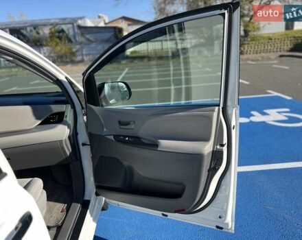 Белый Тойота Сиенна, объемом двигателя 3.46 л и пробегом 169 тыс. км за 17999 $, фото 24 на Automoto.ua