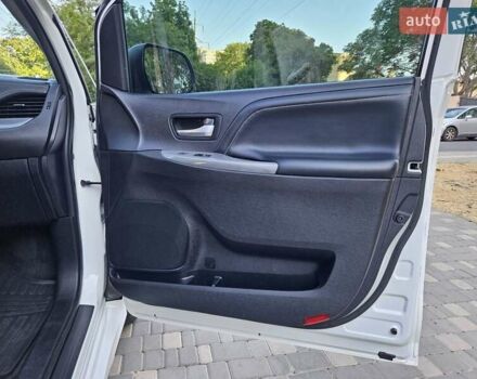 Белый Тойота Сиенна, объемом двигателя 3.5 л и пробегом 140 тыс. км за 18999 $, фото 44 на Automoto.ua