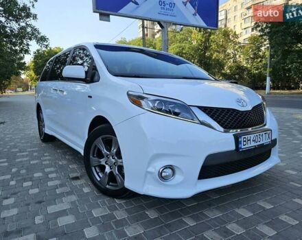 Белый Тойота Сиенна, объемом двигателя 3.5 л и пробегом 140 тыс. км за 18999 $, фото 2 на Automoto.ua