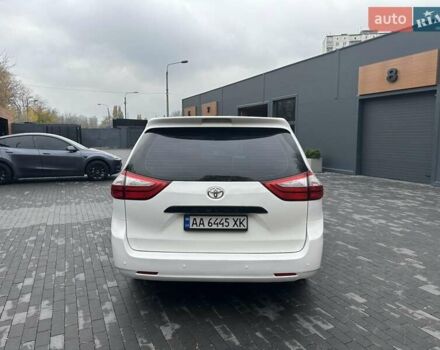 Белый Тойота Сиенна, объемом двигателя 3.5 л и пробегом 219 тыс. км за 15700 $, фото 1 на Automoto.ua