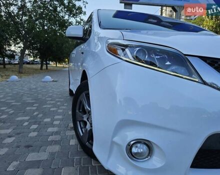 Белый Тойота Сиенна, объемом двигателя 3.5 л и пробегом 140 тыс. км за 18999 $, фото 4 на Automoto.ua