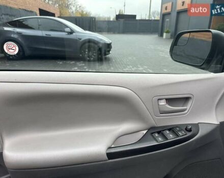 Белый Тойота Сиенна, объемом двигателя 3.5 л и пробегом 219 тыс. км за 15700 $, фото 9 на Automoto.ua