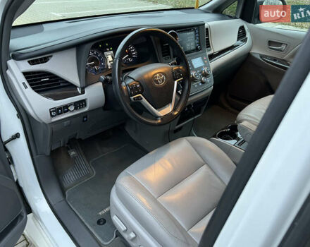 Белый Тойота Сиенна, объемом двигателя 3.5 л и пробегом 120 тыс. км за 25000 $, фото 10 на Automoto.ua