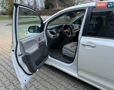 Белый Тойота Сиенна, объемом двигателя 3.5 л и пробегом 120 тыс. км за 25000 $, фото 9 на Automoto.ua